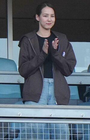 デコピン始球式での真美子さん。ほぼノーメイクでこのビジュアル!（写真：日刊スポーツ／アフロ）