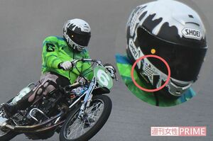 13日に行われたレースで疾走する森。ヘルメットの顎のあたりと側頭部に星が