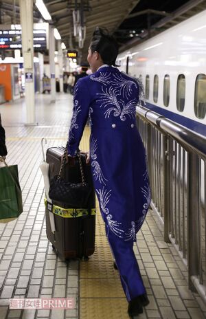 新幹線に乗って出張するときもコスプレで。「京都と比べて、この姿だと東京では引かれますね（笑）」撮影／齋藤周造