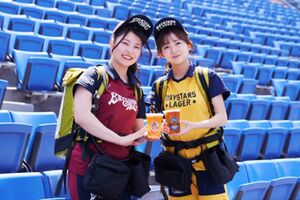 “球場の華”ビールの売り子（横浜スタジアム公式HPより）