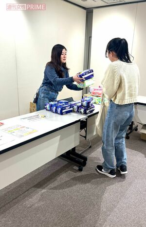 配布会では生理用品をはじめ、食品や生活用品も配布。