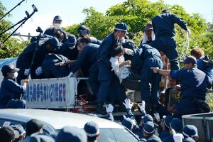 住民を強制排除する機動隊