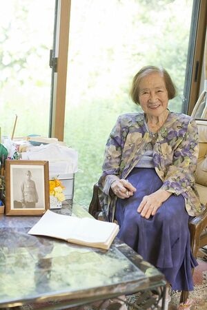 【写真】手紙を書く指定席だという文机の前で