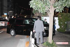 ジャニー社長が亡くなった9日の夜、事務所にはタレントを乗せた車やタクシーが何台も出入りしていた