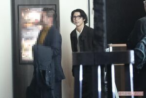 スマートな出で立ちの賀来賢人