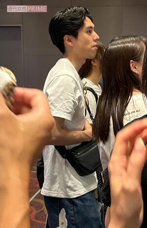 2025年6月中旬の夕方、映画館で売店の列に並んでいた坂東龍汰。2人の女性と楽しげに話していた