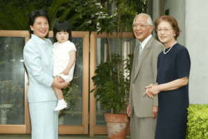 '03年9月、幼い愛子さまを連れてご実家の小和田邸に里帰りされた雅子さま。ご両親もうれしそう