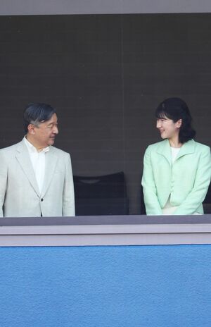 5月31日、早慶戦の観戦に足を運ばれた天皇陛下と愛子さま。時折、顔を見合わせるなど仲睦まじいご様子がうかがえた