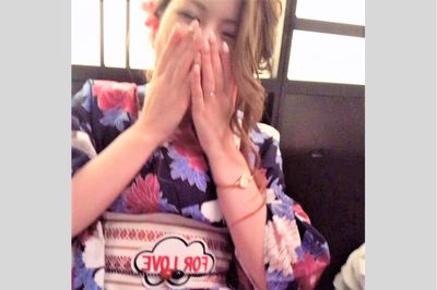 20歳ごろ。右手の薬指に指輪をはめている（画像は反転。本人フェイスブックより）