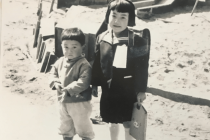 弟と、小学校に上がったばかりの五代さん（右）。近所の子どもたちにとっても「みんなのお姉ちゃん」だった