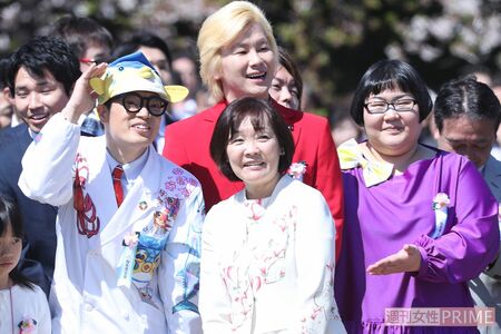 「桜を見る会」でタレントらとニッコリしている安倍明恵さん