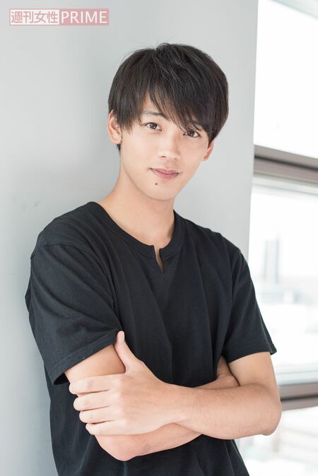 加穂子（高畑充希）にズバズバ言う美大生・麦野役のツンデレぶりにキュン死する女性が続出。Tシャツからのぞくたくましい腕も◎　撮影／高梨俊浩