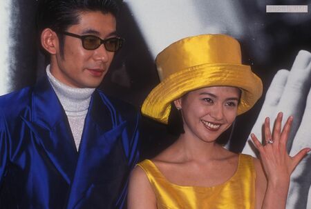 永瀬正敏との結婚発表会見で嬉しそうに薬指の指輪を見せる小泉今日子('95年)