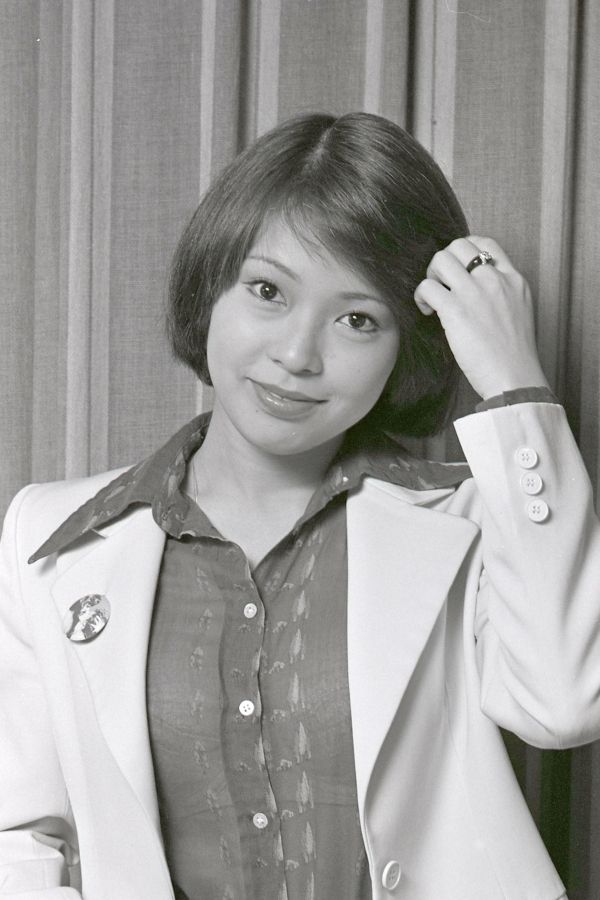  昭和52年当時の岡崎。歌手としても活動し、国民的人気アイドルだった（C）週刊女性