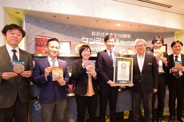 『ケンミン焼ビーフン』ギネス認定の様子