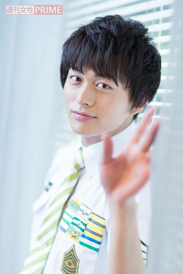 小林豊「少し前だけど、ファンミーティングでハワイへ行ってきました！　メンバー全員そろって行けて、ライブもとても盛り上がってくれてうれしい。あと、ハワイでは空き時間があり、イルカとウミガメを見にいくツアーに行ってきました。すごいでしょ？　あともうひとつ、フィンガーフードの資格を取りました」撮影／廣瀬靖士