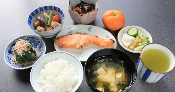  和食中心の手作りメニューにすれば糖類の摂取が抑えられるうえに栄養もバランスよくとれる。白米の食べすぎには注意を