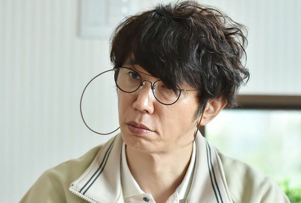 ユースケ演じる茄子田はメガネがチャームポイント