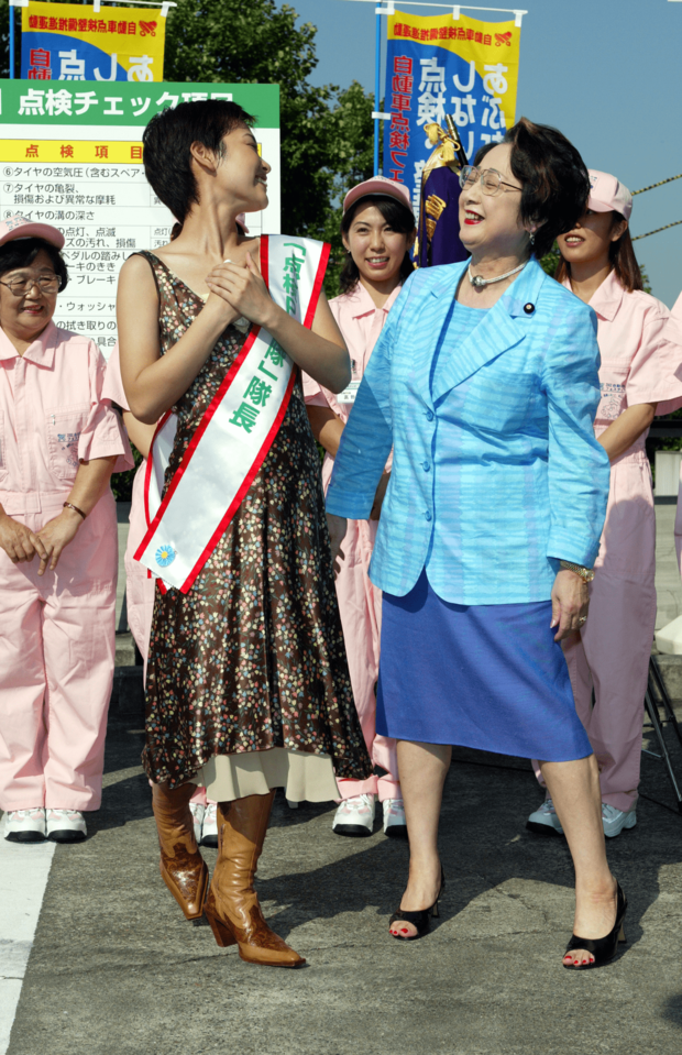 扇千景国土交通大臣と女優・高野志穂