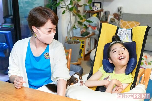 玲子さんが話しながら少し涙ぐんだ際、楓音ちゃんが笑い声を上げて場が和むシーンも（撮影／伊藤和幸）