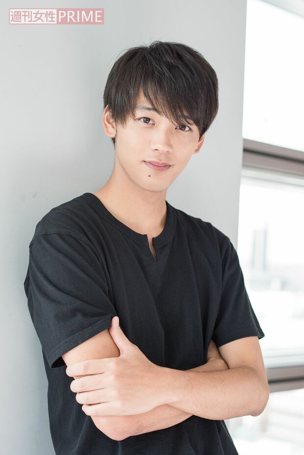 加穂子（高畑充希）にズバズバ言う美大生・麦野役のツンデレぶりにキュン死する女性が続出。Tシャツからのぞくたくましい腕も◎　撮影／高梨俊浩