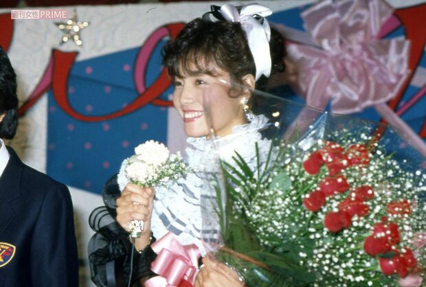 柏原芳恵、18歳の誕生パーティーにて満面の笑み