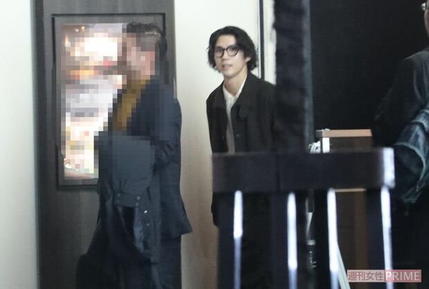 スマートな出で立ちの賀来賢人