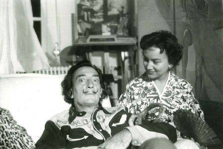 『世界の旅』ではさまざまな著名人にも取材を行った。1959年9月、画家サルバドール・ダリのスペイン・カダケスの自宅を訪問