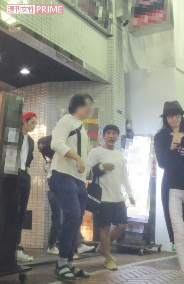 （左から）2回目の打ち上げ後の竜星、梶原、天海。会が終わった後も、名残惜しいのか固まって楽しげに話していた