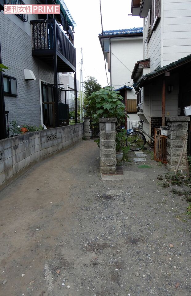 事件が起きた美紀子容疑者の自宅（写真の路地奥）。善明さんが倒れたとみられる場所には血痕が生々しく残っていた