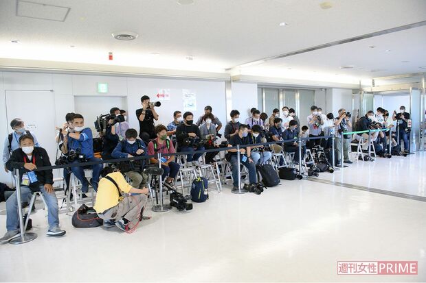 小室圭さんの帰国当日、成田空港に集まった多くの報道陣（'21年9月）