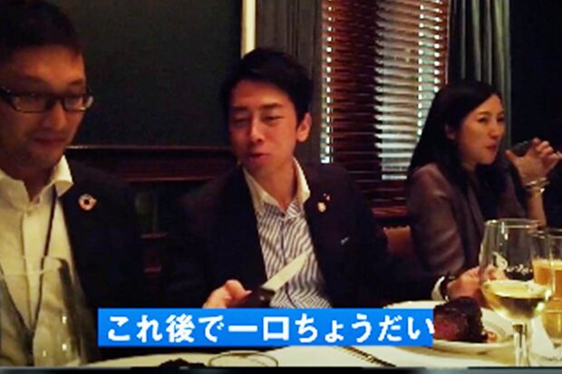 環境問題について話し合うサミットのためNYに着いた晩にステーキを頬張る小泉進次郎環境相（本人のブログより）