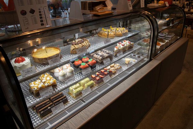 入ってすぐの場所にはケーキ&デリスタンドが。専門店並みの品ぞろえにビックリ