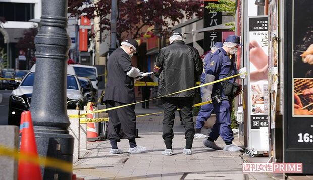 事件があった東京・赤坂のライブハウス付近を調べる警視庁の捜査員（11月16日）