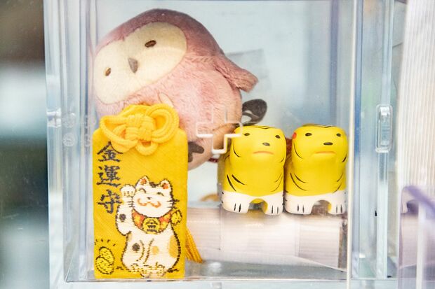 幸運の動物であるフクロウのぬいぐるみや、金運守をディスプレー　（撮影／齋藤周造）