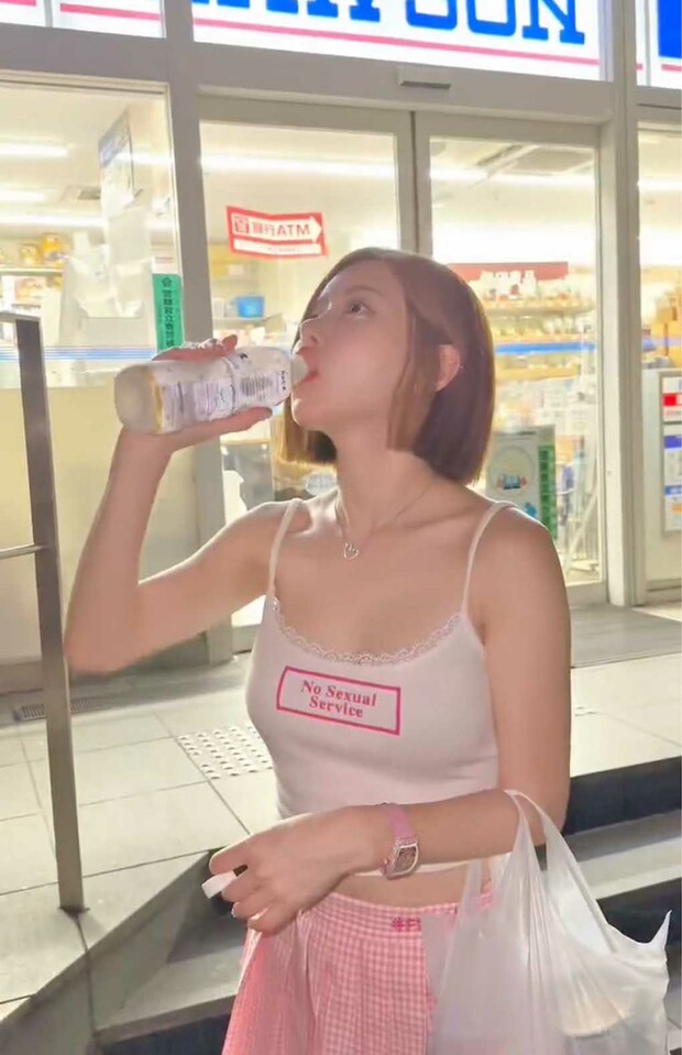 「No Sexual Service」と書かれたタンクトップ姿で日本のコンビニを訪れたDJ SODA（本人のXより）