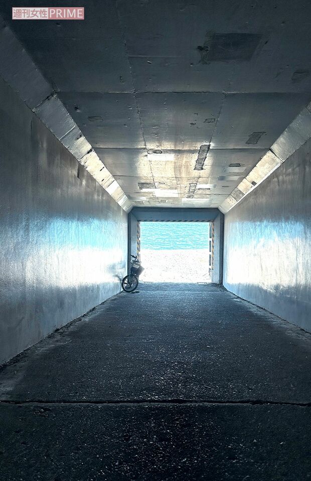 「海への扉」。先には砂浜が広がる 『60代 大人旅の愉しみと工夫』(主婦と生活社)より