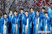 舞台の冒頭に降る大量の桜吹雪が、映画版に続き、医療従事者への感謝とエールの気持ちを込め、青い花びらに。これまでと変わらぬ歌舞伎メイクでのぞむ『五右衛門ZERO』のあと、約10トンの水を使ったダンスも披露 撮影/週刊女性写真班