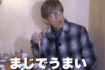 肘をつきながら食事をする木村拓哉(木村拓哉公式YouTubeチャンネル)