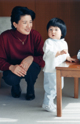 2003年、1歳の愛子さま。雅子さまが優しく見守られ、ほほえましいワンシーンが写された（提供／宮内庁）