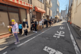 店は開店前から大行列に
