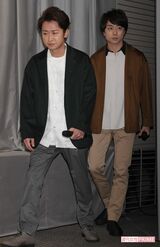 『嵐 活動休止表明会見』覚悟を決めて登場する大野智と櫻井翔