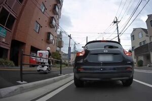 歩道を走る『ピザーラ』バイク配達員（ドラレコライダー@drive_rec_bike　の動画より）