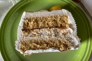 コストコの『黒糖きな粉バーケーキ』。「ホイップが厚すぎて、胃もたれした」(舞さんユーチューブより)