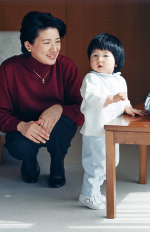 2003年、1歳の愛子さま。雅子さまが優しく見守られ、ほほえましいワンシーンが写された（提供／宮内庁）
