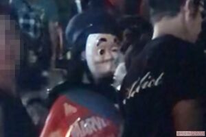 お面をかぶって変装する木南晴夏