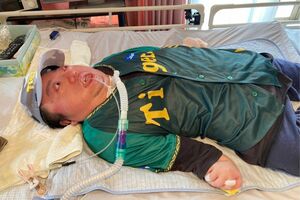 26歳、大阪生まれの新居優太郎さん。出産時のトラブルにより、脳へ送られる酸素や血液が不足する「低酸素虚血性脳症」を発症。現在も身体を自由に動かすことができず、意思疎通はまばたきで行っている