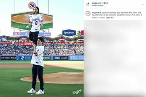 ドジャースvsロッキーズ戦の始球式に登場した、ミラノ・コルティナ五輪金メダリストの“りくりゅうペア”こと三浦璃来と木原龍一(ドジャースの公式インスタグラムより)