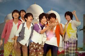 一番左が高橋颯、左から2番目が現在『INI』の田島将吾（Top J RecordsのオフィシャルYouTubeチャンネルより）