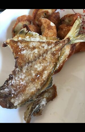 刺身はスーパーで買わず、魚屋さんでさばいてもらう。そのときに出る骨は捨てずにまるごと揚げてせんべいに